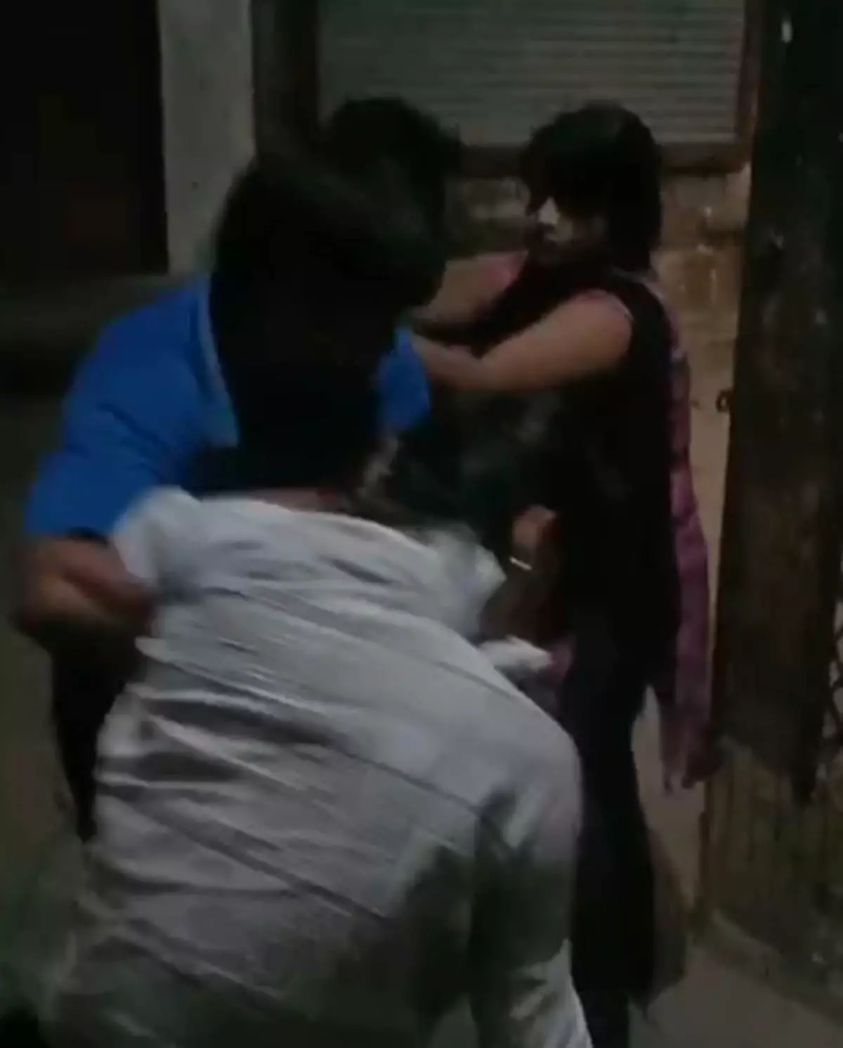बच्चों के झगड़े से हो गया बड़ा बवाल, 3 लोगों की हालत नाजुक बच्चों के झगड़े से हो गया बड़ा बवाल, 3 लोगों की हालत नाजुक