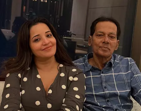 अभिनेत्री मोनालिसा ने पिता को याद करते हुए सोशल मीडिया पर लिखा इमोशनल नोट अभिनेत्री मोनालिसा ने पिता को याद करते हुए सोशल मीडिया पर लिखा इमोशनल नोट