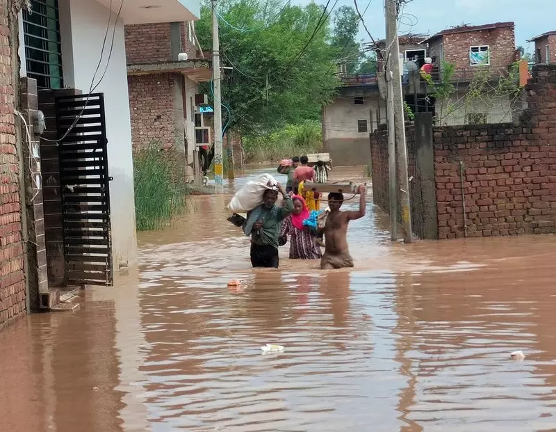 Haryana : घग्गर और मारकंडा नदी खतरे के निशान से ऊपर बह रही Haryana : घग्गर और मारकंडा नदी खतरे के निशान से ऊपर बह रही
