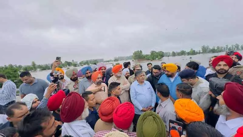 Punjab के राज्यपाल ने गुरदासपुर में बचाव कार्यों की समीक्षा की Punjab के राज्यपाल ने गुरदासपुर में बचाव कार्यों की समीक्षा की