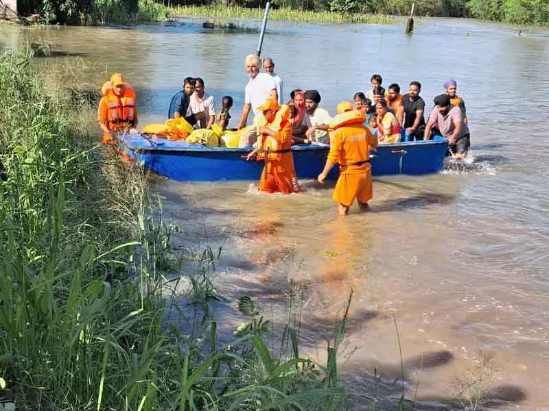 Punjab: राज्य आपदा प्रतिक्रिया बल के जवान और ग्रामीण बाढ़ के गुमनाम नायक Punjab: राज्य आपदा प्रतिक्रिया बल के जवान और ग्रामीण बाढ़ के गुमनाम नायक