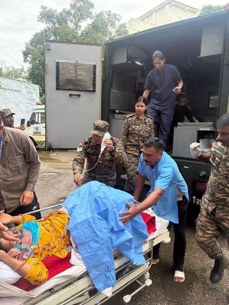 गर्भवती महिला को बचाने के लिए सेना के जवानों ने बारिश और अंधेरे में 18 km पैदल मार्च किया गर्भवती महिला को बचाने के लिए सेना के जवानों ने बारिश और अंधेरे में 18 km पैदल मार्च किया