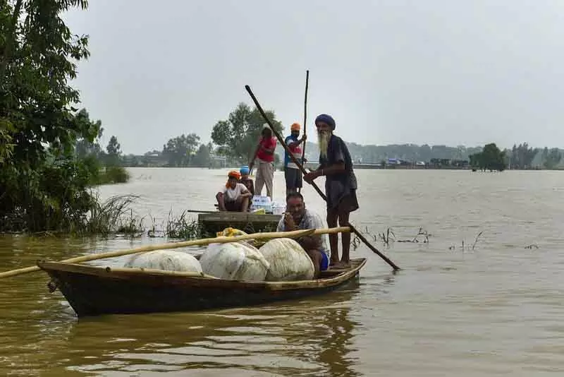 प्रधान सचिव Krishan Kumar को ज़ीरा में पंजाब के किसानों के गुस्से का सामना करना पड़ा प्रधान सचिव Krishan Kumar को ज़ीरा में पंजाब के किसानों के गुस्से का सामना करना पड़ा