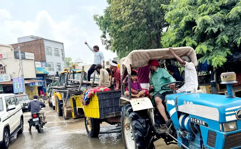 Haryana : फतेहाबाद के भूना में बाढ़ का संकट गहराया, परिवार घर छोड़कर भागे Haryana : फतेहाबाद के भूना में बाढ़ का संकट गहराया, परिवार घर छोड़कर भागे