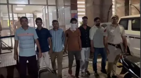 पुलिस ने शातिर ऑटो लिफ्टर को पकड़ा, दो बाइक और चाकू बरामद पुलिस ने शातिर ऑटो लिफ्टर को पकड़ा, दो बाइक और चाकू बरामद