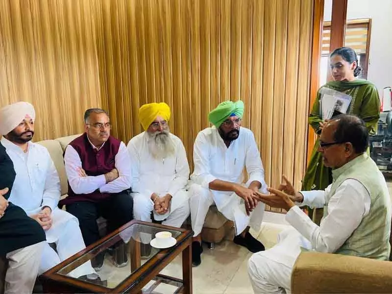 केंद्रीय कृषि मंत्री Shivraj Chauhan ने पंजाब दौरे की शुरुआत करते हुए विभिन्न नेताओं से मुलाकात की केंद्रीय कृषि मंत्री Shivraj Chauhan ने पंजाब दौरे की शुरुआत करते हुए विभिन्न नेताओं से मुलाकात की