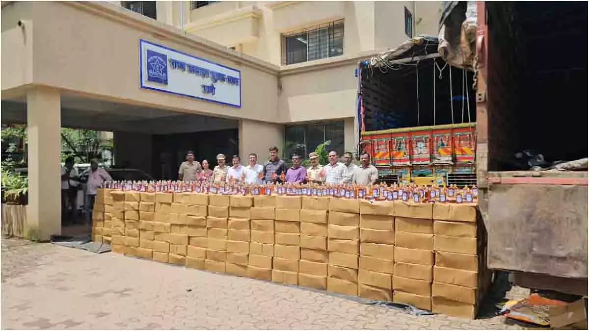 Thane: आबकारी विभाग ने 1.56 करोड़ रुपये की शराब जब्त की, चालक गिरफ्तार Thane: आबकारी विभाग ने 1.56 करोड़ रुपये की शराब जब्त की, चालक गिरफ्तार