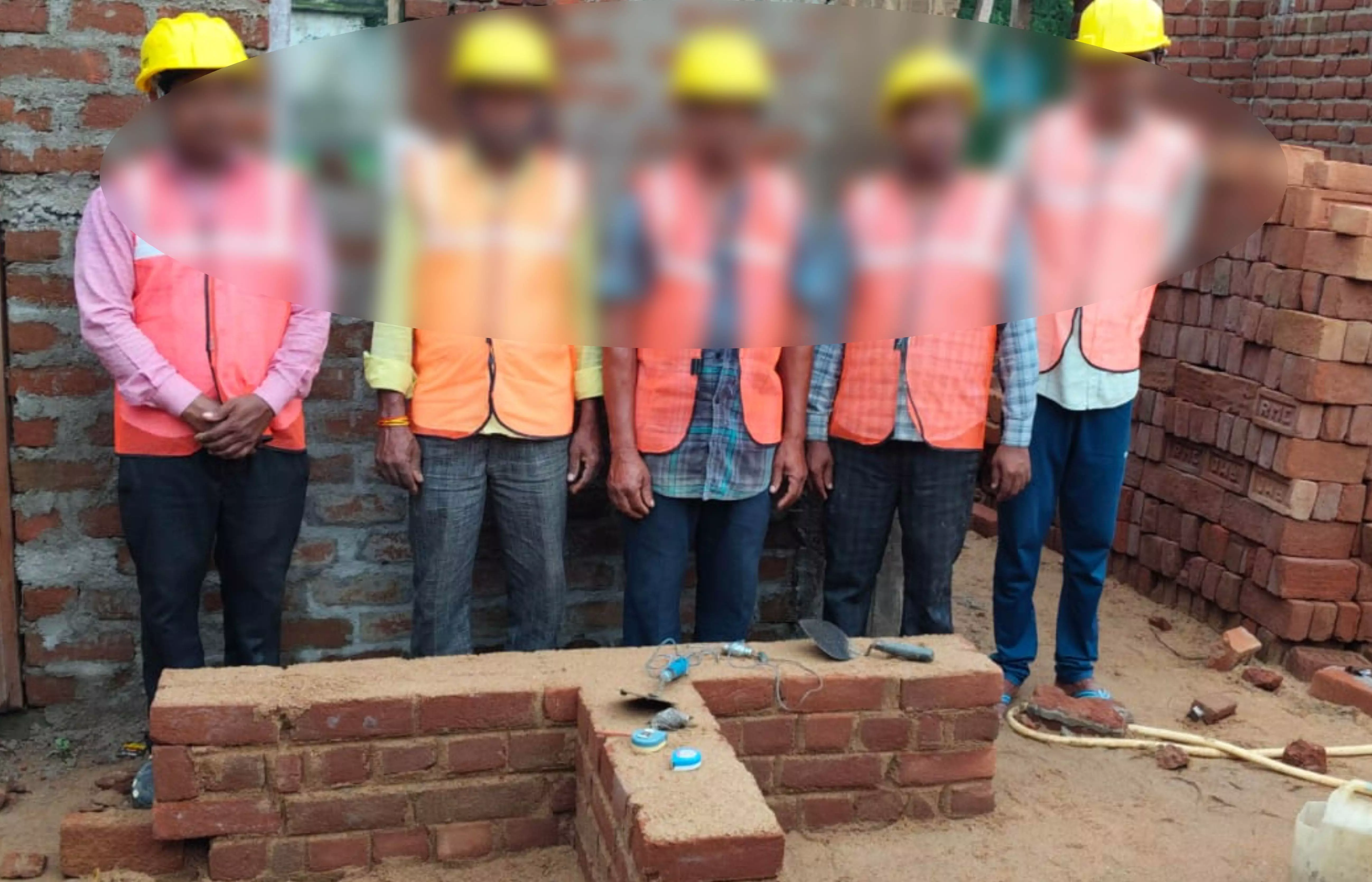 राजमिस्त्री प्रशिक्षण पूरा करने पर प्रतिभागियों को दिया गया प्रमाण पत्र राजमिस्त्री प्रशिक्षण पूरा करने पर प्रतिभागियों को दिया गया प्रमाण पत्र