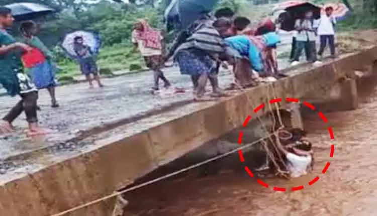 ट्रैक्टर चालक के साहसिक कार्य ने Kalahandi में अचानक आई बाढ़ से तीन लोगों की जान बचाई ट्रैक्टर चालक के साहसिक कार्य ने Kalahandi में अचानक आई बाढ़ से तीन लोगों की जान बचाई