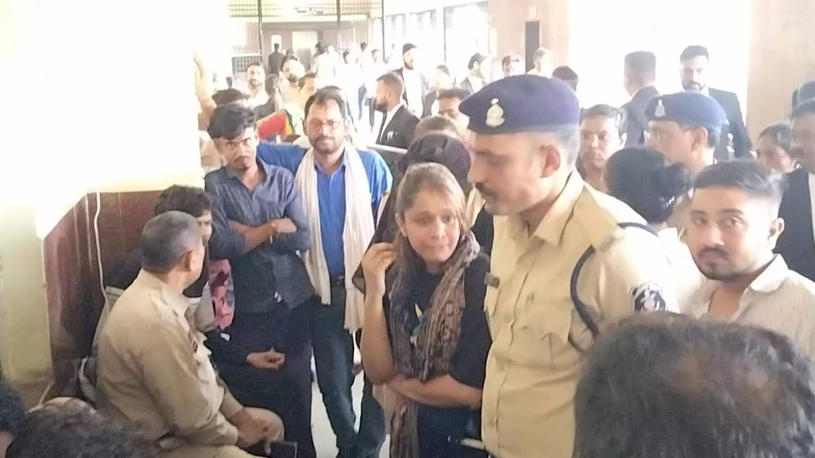 नव्या मलिक-बॉयफ्रेंड अयान और 3 ड्रग्स पैडलर्स रायपुर कोर्ट में पेश नव्या मलिक-बॉयफ्रेंड अयान और 3 ड्रग्स पैडलर्स रायपुर कोर्ट में पेश