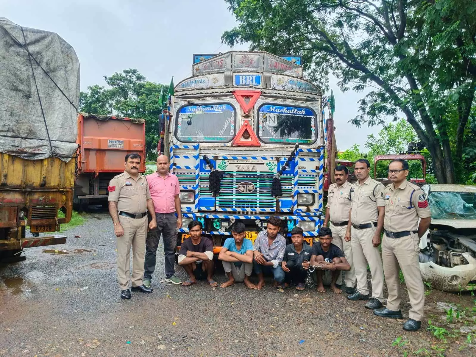14 चक्का ट्रक चोरी का 24 घंटे के भीतर खुलासा, 5 चोर गिरफ्तार 14 चक्का ट्रक चोरी का 24 घंटे के भीतर खुलासा, 5 चोर गिरफ्तार
