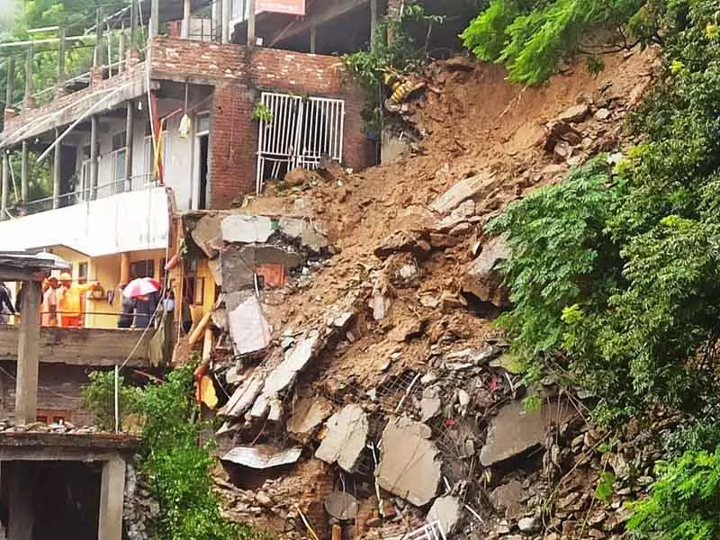 Kullu में भूस्खलन से घर मलबे में तब्दील, दो के दबे होने की आशंका Kullu में भूस्खलन से घर मलबे में तब्दील, दो के दबे होने की आशंका