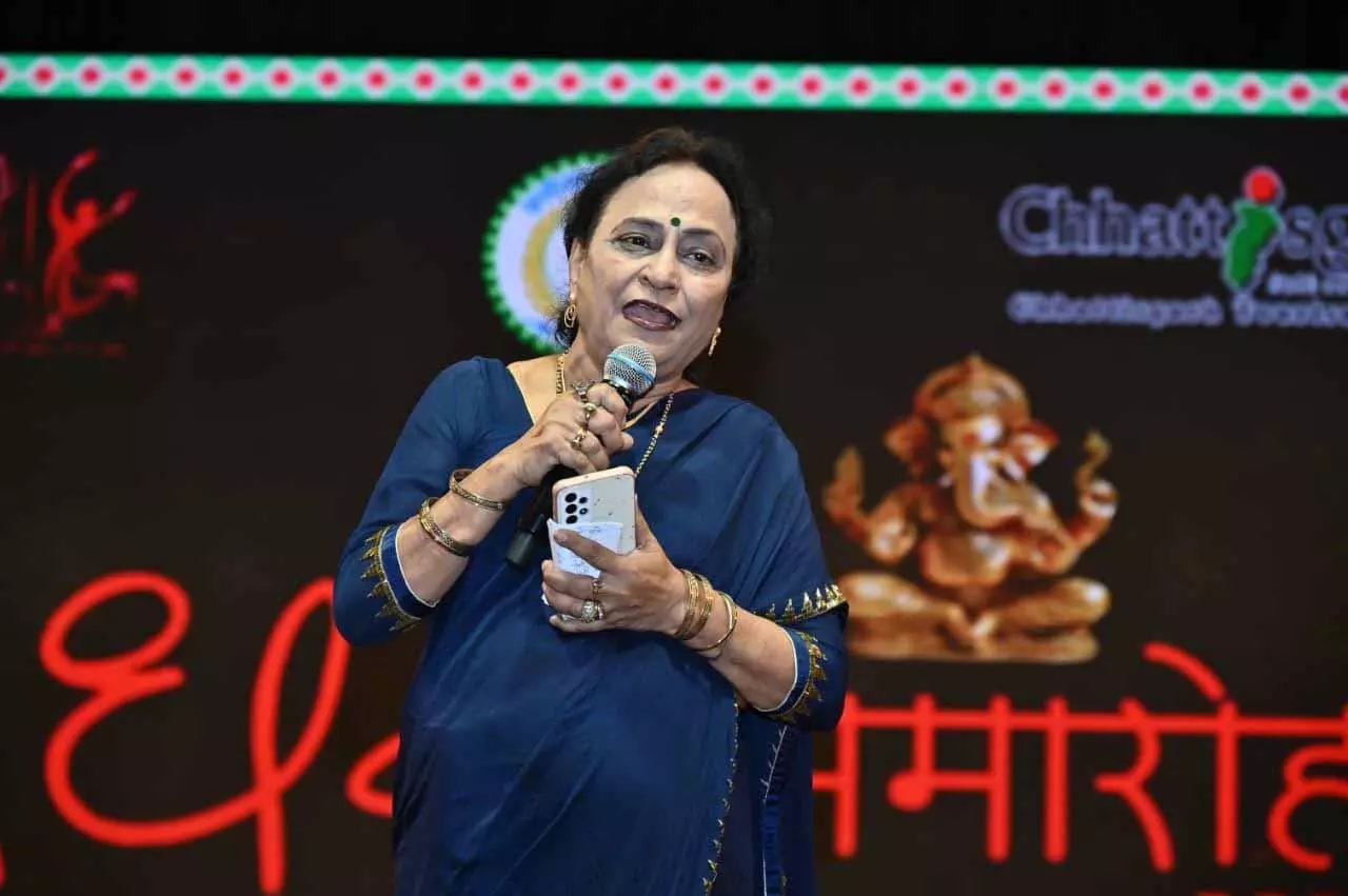 चक्रधर समारोह 2025 : काव्य संध्या में गूंजा हास्य, वीर रस और व्यंग्य का संगम चक्रधर समारोह 2025 : काव्य संध्या में गूंजा हास्य, वीर रस और व्यंग्य का संगम