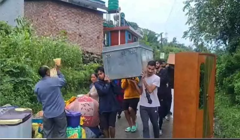 Mandi village में भूस्खलन से 10 घर नष्ट Mandi village में भूस्खलन से 10 घर नष्ट