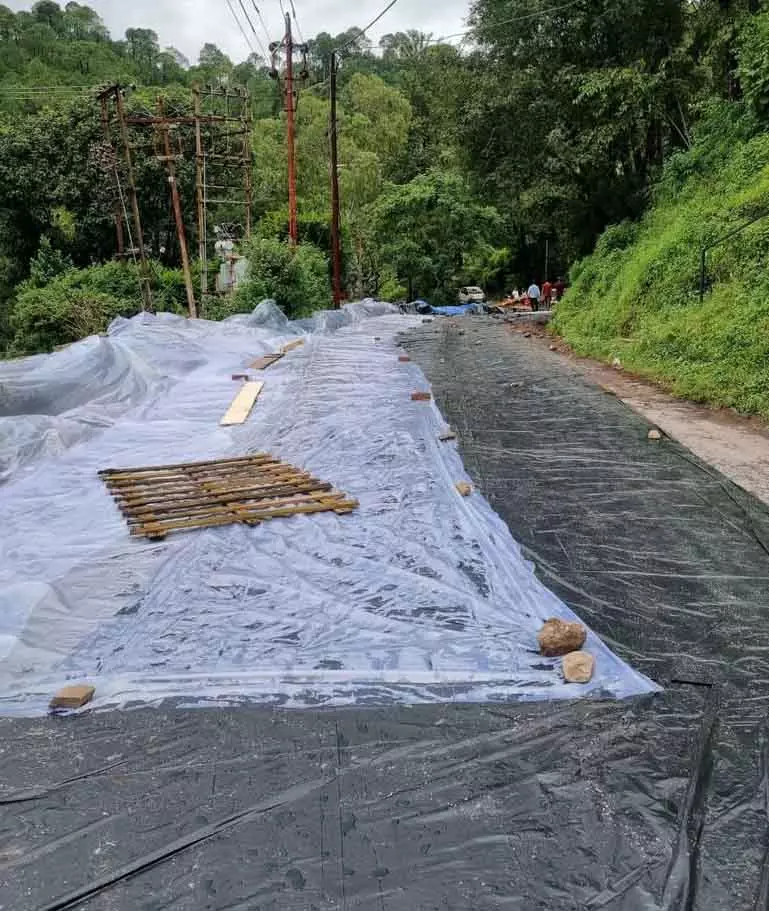 Dharampur-Kasauli मार्ग पर दरारें आने से मार्ग बंद Dharampur-Kasauli मार्ग पर दरारें आने से मार्ग बंद