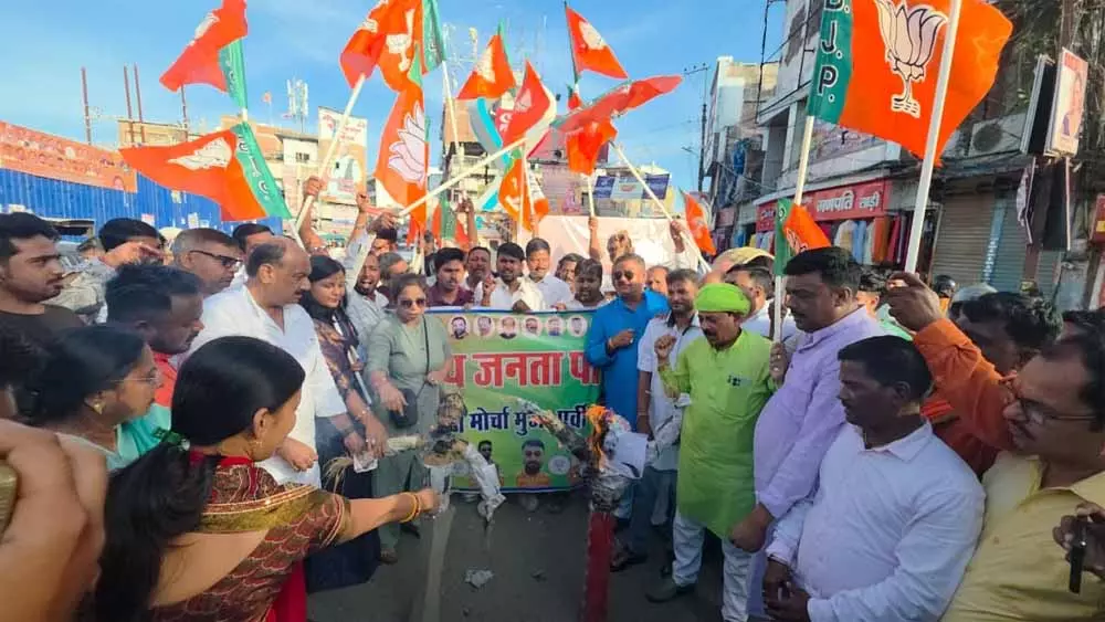 Muzaffarpur: बीजेपी और ओबीसी मोर्चा ने मिलकर राहुल-तेजस्वी का पुतला दहन किया Muzaffarpur: बीजेपी और ओबीसी मोर्चा ने मिलकर राहुल-तेजस्वी का पुतला दहन किया