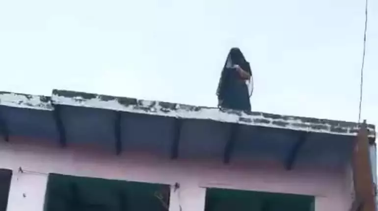 Aligarh में दहेज प्रताड़ना: पति की हिम्मत के बाद महिला छत से कूदी, बची Aligarh में दहेज प्रताड़ना: पति की हिम्मत के बाद महिला छत से कूदी, बची