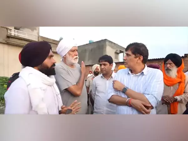 Punjab: आप दिल्ली अध्यक्ष सौरभ भारद्वाज बाढ़ प्रभावित अजनाला में राहत सामग्री लेकर आए Punjab: आप दिल्ली अध्यक्ष सौरभ भारद्वाज बाढ़ प्रभावित अजनाला में राहत सामग्री लेकर आए