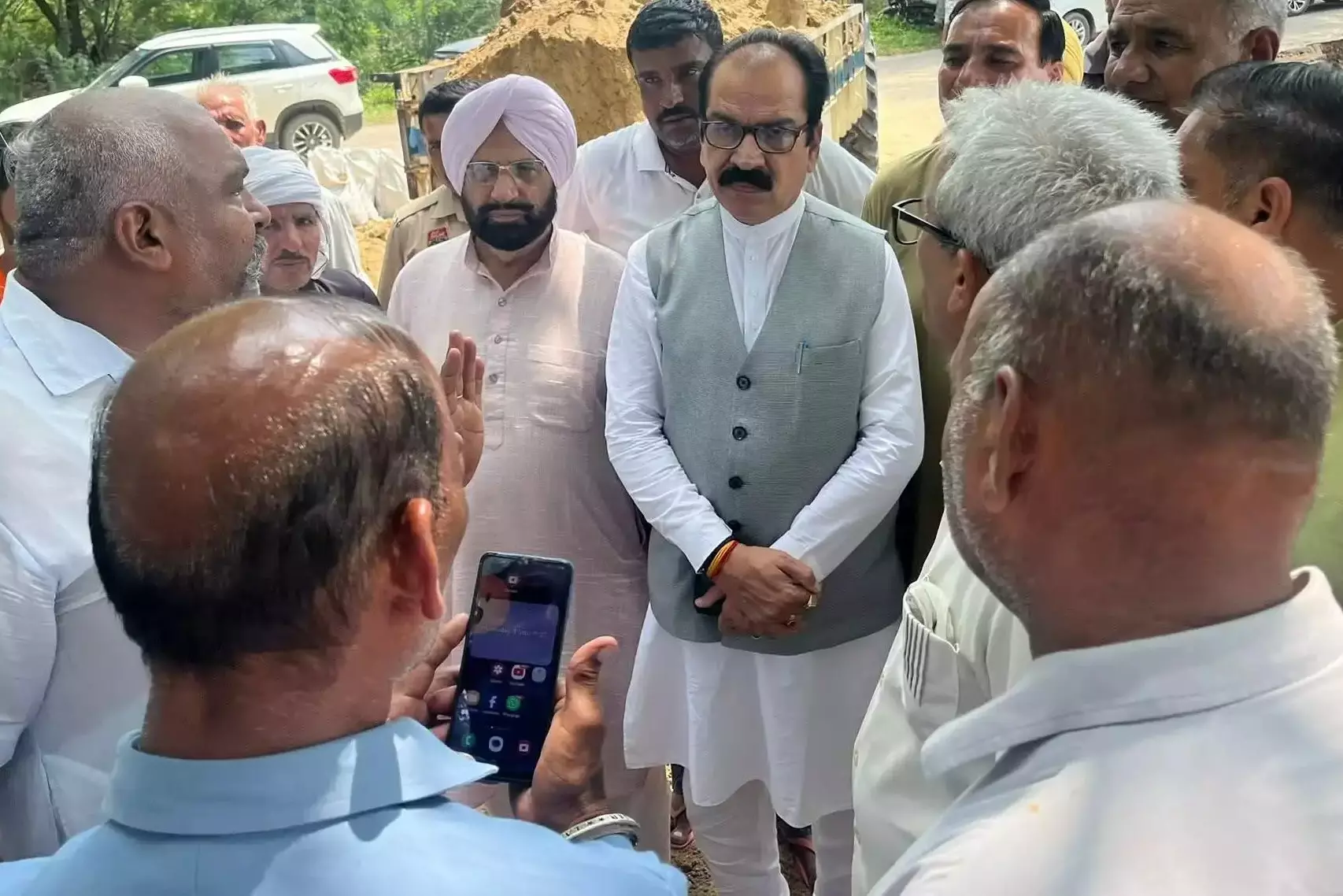 Sirsa: प्रभावित क्षेत्र में नेताओं का दौरा, राहत की उम्मीद बढ़ी Sirsa: प्रभावित क्षेत्र में नेताओं का दौरा, राहत की उम्मीद बढ़ी