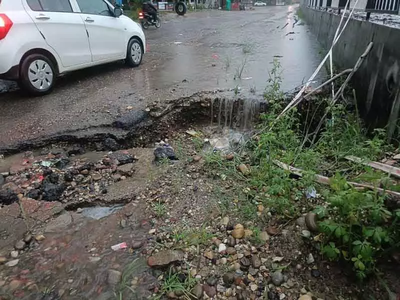 NHAI की उदासीनता और भारी बारिश से दोराहा की सर्विस लेन बदहाल NHAI की उदासीनता और भारी बारिश से दोराहा की सर्विस लेन बदहाल