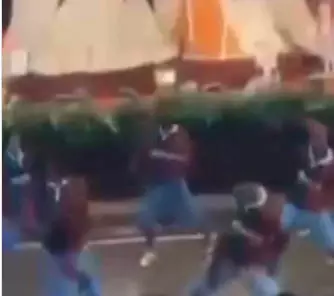 आइटम सांग पर गणेश पंडाल में थिरके डांसर, रायपुर में अब नया बवाल आइटम सांग पर गणेश पंडाल में थिरके डांसर, रायपुर में अब नया बवाल