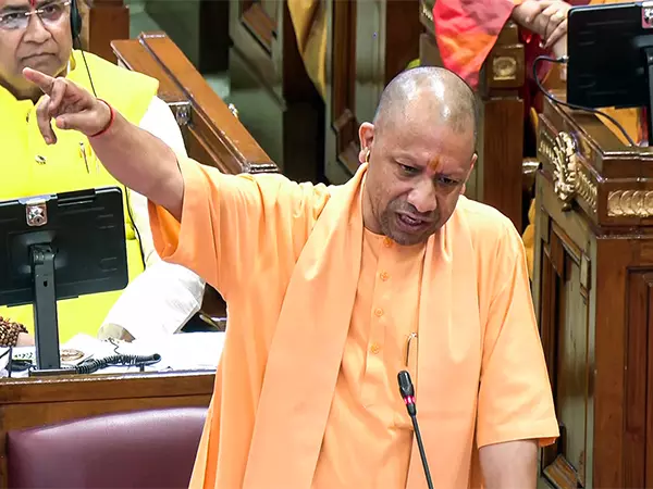 CM Yogi ने कल्याणकारी योजनाओं को हर पात्र नागरिक तक 100 प्रतिशत पहुंचाने का किया आह्वान CM Yogi ने कल्याणकारी योजनाओं को हर पात्र नागरिक तक 100 प्रतिशत पहुंचाने का किया आह्वान