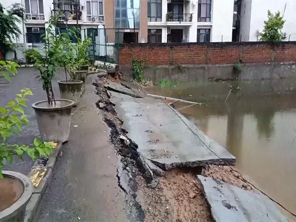 Mohali के जीरकपुर इलाके में एक आवासीय सोसायटी की दीवार गिरी Mohali के जीरकपुर इलाके में एक आवासीय सोसायटी की दीवार गिरी