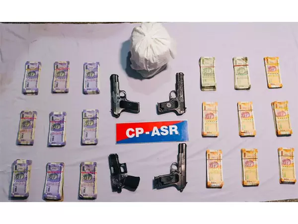 पंजाब पुलिस के DGP ने सीमा पार संगठित हथियार, नार्को-हवाला नेटवर्क में शामिल तीन गुर्गों को किया गिरफ्तार पंजाब पुलिस के DGP ने सीमा पार संगठित हथियार, नार्को-हवाला नेटवर्क में शामिल तीन गुर्गों को किया गिरफ्तार