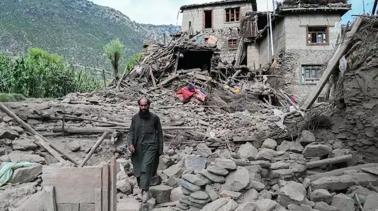 Afghanistan में भूकंप से मरने वालों की संख्या 2,200 के पार, दूरदराज के गाँवों का संपर्क टूटा Afghanistan में भूकंप से मरने वालों की संख्या 2,200 के पार, दूरदराज के गाँवों का संपर्क टूटा