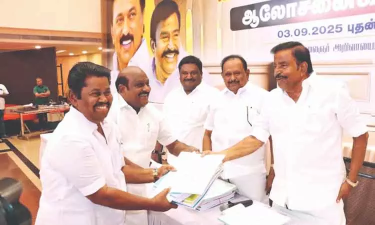 नेहरू ने डेल्टा में DMK कार्यकर्ताओं से कहा, काम करो या छोड़ दो नेहरू ने डेल्टा में DMK कार्यकर्ताओं से कहा, काम करो या छोड़ दो