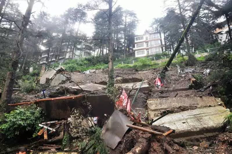 Shimla के पॉश इलाके में भूस्खलन से घरों की सुरक्षा को खतरा Shimla के पॉश इलाके में भूस्खलन से घरों की सुरक्षा को खतरा