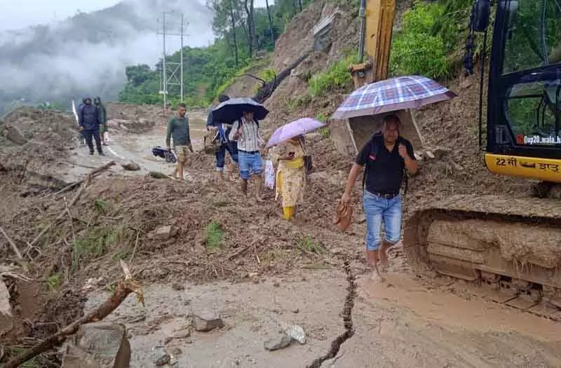 मनाली तीसरे दिन भी Himachal से कटा रहा मनाली तीसरे दिन भी Himachal से कटा रहा