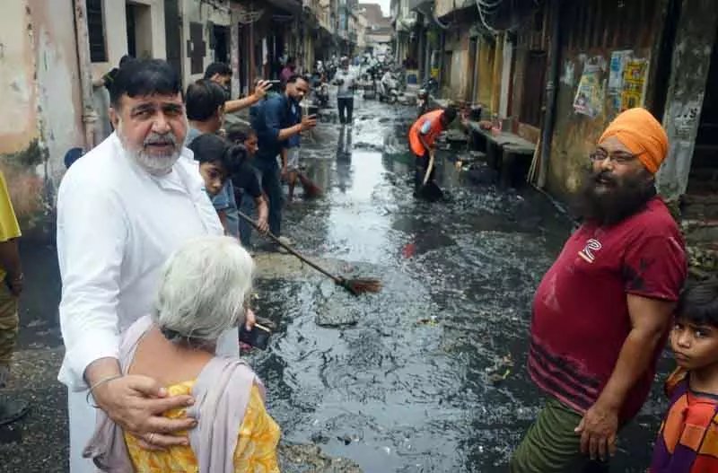 Ludhiana: सफाई अभियान जारी, कीचड़ के बीच परिवार मौन होकर शोक मना रहे Ludhiana: सफाई अभियान जारी, कीचड़ के बीच परिवार मौन होकर शोक मना रहे