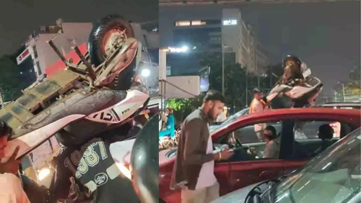 Gurugram: ट्रैफिक जाम से बचने के लिए व्यक्ति ने सिर के ऊपर उठाया स्कूटर Gurugram: ट्रैफिक जाम से बचने के लिए व्यक्ति ने सिर के ऊपर उठाया स्कूटर