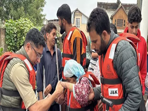 J&K: चुनौतीपूर्ण मौसम के बीच श्रीनगर पुलिस ने निकासी और पुनर्वास प्रयासों का किया नेतृत्व J&K: चुनौतीपूर्ण मौसम के बीच श्रीनगर पुलिस ने निकासी और पुनर्वास प्रयासों का किया नेतृत्व