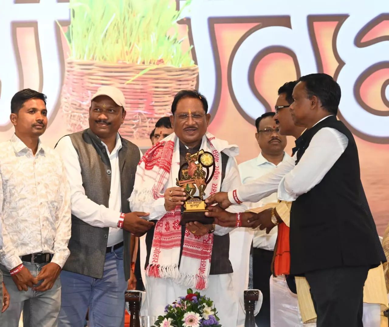 करमा तिहार के रंग में डूबा मुख्यमंत्री निवास करमा तिहार के रंग में डूबा मुख्यमंत्री निवास