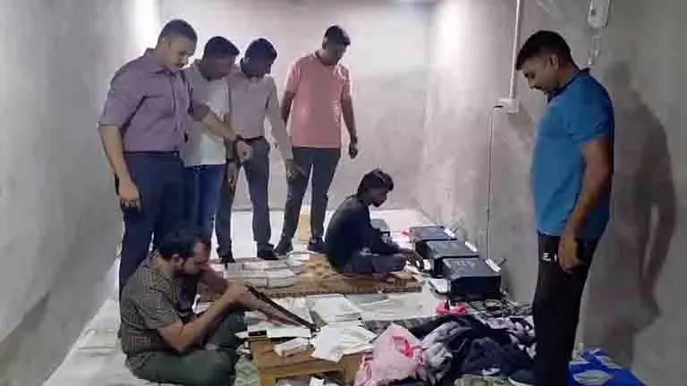Gujarat: 40 लाख के नकली नोट बरामद, गिरोह का सरगना फरार Gujarat: 40 लाख के नकली नोट बरामद, गिरोह का सरगना फरार
