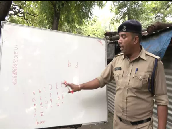 मध्य प्रदेश के एक कांस्टेबल ने Indore में झुग्गी-झोपड़ियों के बच्चों के लिए पाठशाला चलाई मध्य प्रदेश के एक कांस्टेबल ने Indore में झुग्गी-झोपड़ियों के बच्चों के लिए पाठशाला चलाई