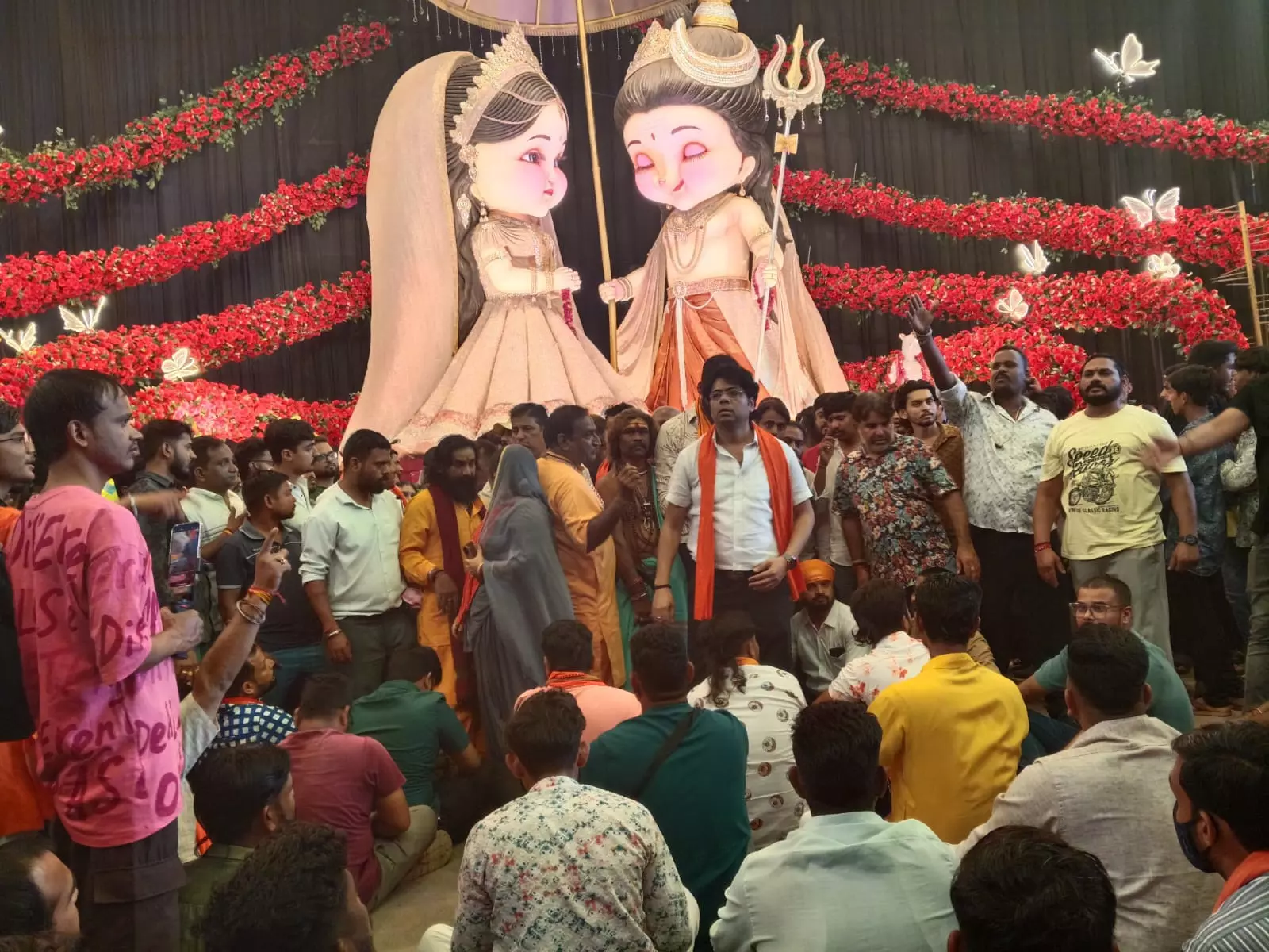 लाखेनगर में AI गणेश प्रतिमाओं को लेकर हंगामा, बजरंग दल-VHP ने किया विरोध लाखेनगर में AI गणेश प्रतिमाओं को लेकर हंगामा, बजरंग दल-VHP ने किया विरोध