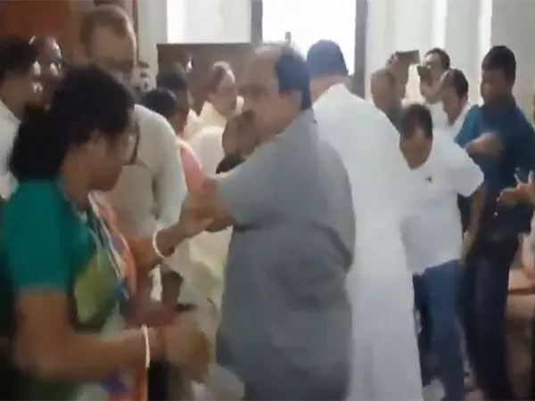 पश्चिम बंगाल विधानसभा में विरोध प्रदर्शन और नारेबाजी के बीच BJP MLA निलंबित पश्चिम बंगाल विधानसभा में विरोध प्रदर्शन और नारेबाजी के बीच BJP MLA निलंबित