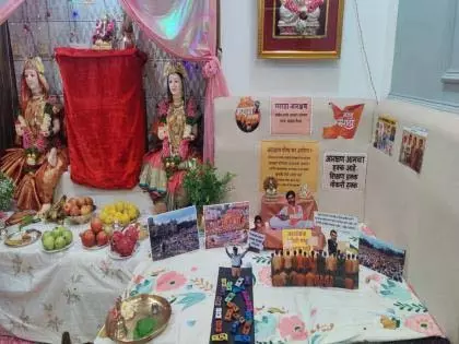 एक मराठा, एक लाख मराठा - पुणे के घर में बने गौरी-गणपति मराठा आरक्षण का समर्थन करते हैं एक मराठा, एक लाख मराठा - पुणे के घर में बने गौरी-गणपति मराठा आरक्षण का समर्थन करते हैं