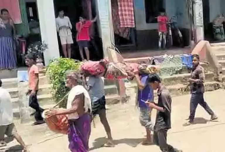 जातिगत विरोध में Ganjam के परिवार ने बेटी को अंतिम विदाई दी जातिगत विरोध में Ganjam के परिवार ने बेटी को अंतिम विदाई दी