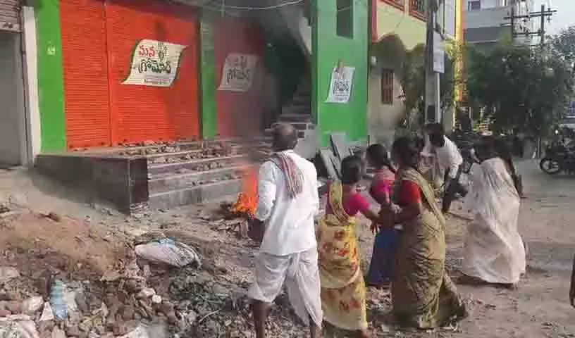 यूरिया विरोध प्रदर्शन हिंसक हुआ, Mehboobabad में किसानों ने किया पथराव यूरिया विरोध प्रदर्शन हिंसक हुआ, Mehboobabad में किसानों ने किया पथराव