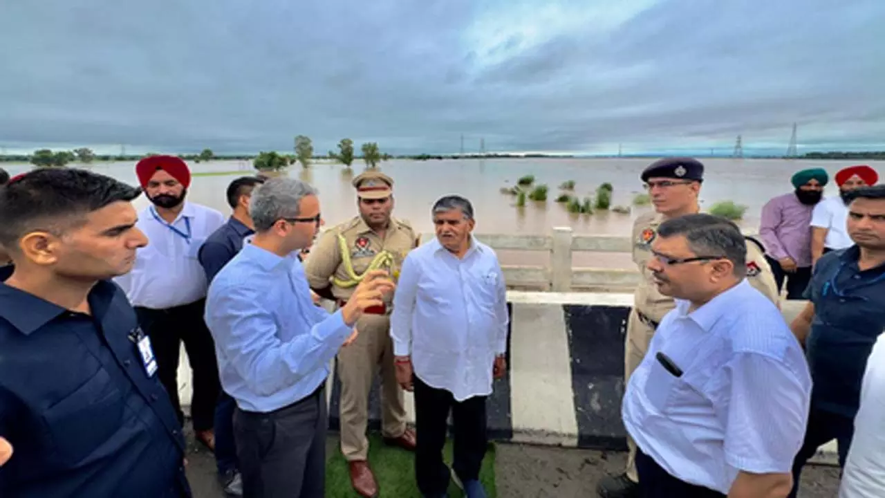 राज्यपाल गुलाब चंद कटारिया ने होशियारपुर के बाढ़ प्रभावित क्षेत्रों का किया दौरा राज्यपाल गुलाब चंद कटारिया ने होशियारपुर के बाढ़ प्रभावित क्षेत्रों का किया दौरा