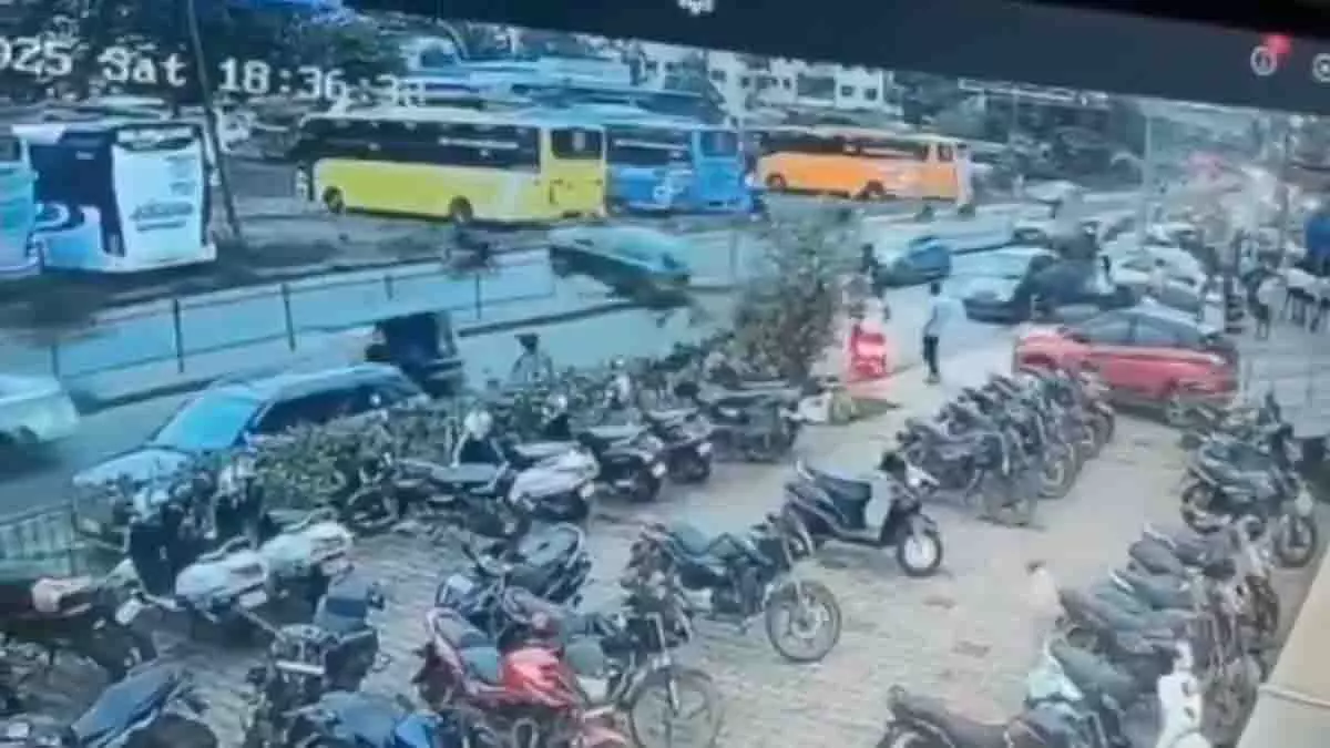 नई कार अनियंत्रित, Pune-Nashik हाईवे पर भोसरी में अफरा-तफरी नई कार अनियंत्रित, Pune-Nashik हाईवे पर भोसरी में अफरा-तफरी