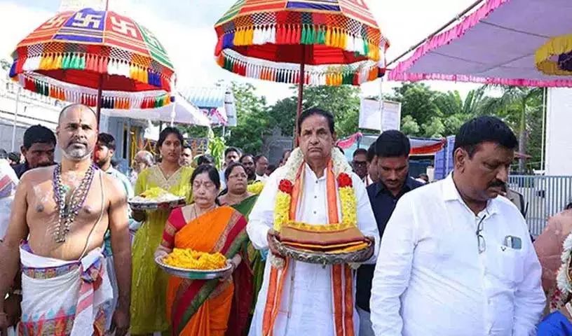 TTD अध्यक्ष कनिपकम विनायक को रेशम के वस्त्र प्रदान करते हैं TTD अध्यक्ष कनिपकम विनायक को रेशम के वस्त्र प्रदान करते हैं