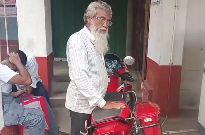 एक घातक घटना घटी जब वृद्ध व्यक्ति ने अपनी साइकिल रोकी और उतर गया एक घातक घटना घटी जब वृद्ध व्यक्ति ने अपनी साइकिल रोकी और उतर गया