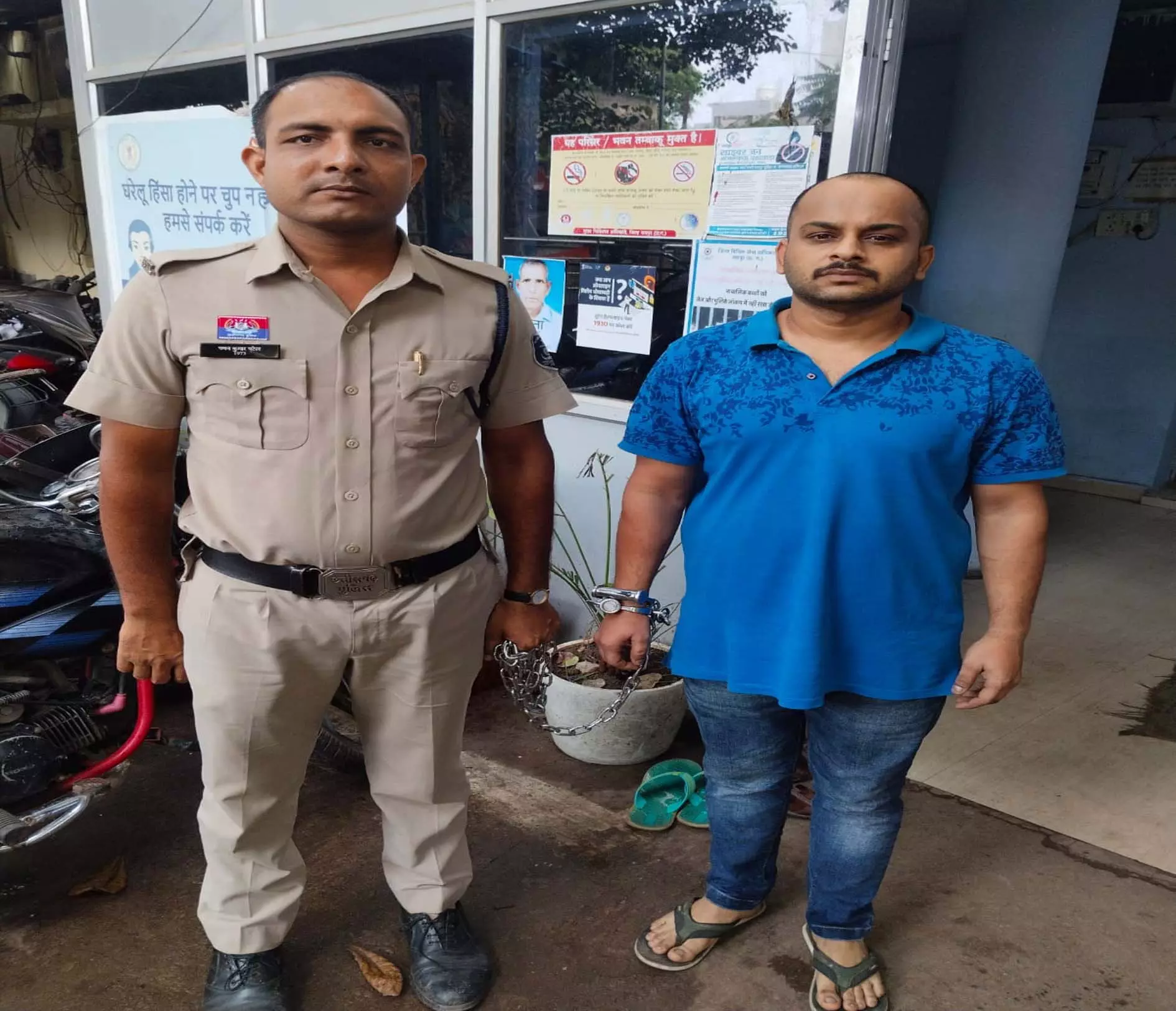 पुलिस की फर्जी आईडी बनाकर घूम रहा था युवक, कार-जेवर-नकदी समेत 20 लाख का माल जब्त पुलिस की फर्जी आईडी बनाकर घूम रहा था युवक, कार-जेवर-नकदी समेत 20 लाख का माल जब्त
