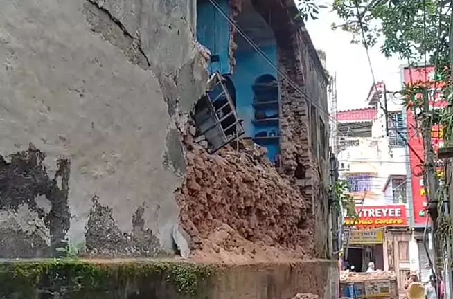Chunchura में पुराना मकान गिरने से दहशत Chunchura में पुराना मकान गिरने से दहशत