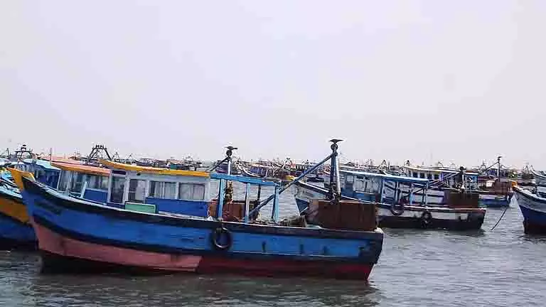 Assam: मछुआरे धारा के खिलाफ जूझते हुए संकट में फंसे Assam: मछुआरे धारा के खिलाफ जूझते हुए संकट में फंसे